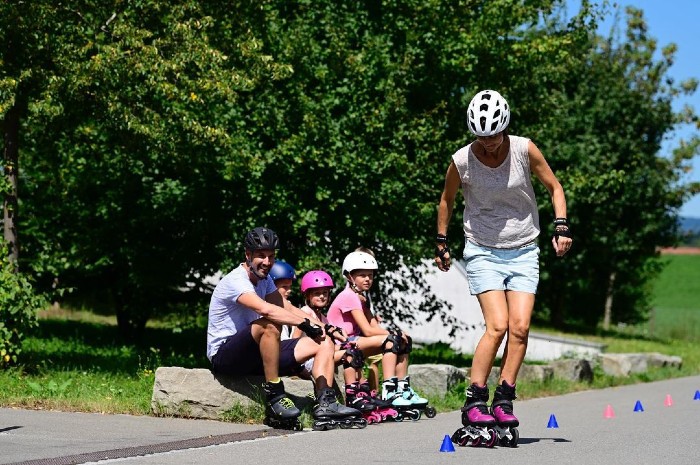 Γονείς και παιδιά κάνουν μαθήματα rollers | Rollaround Skateshop